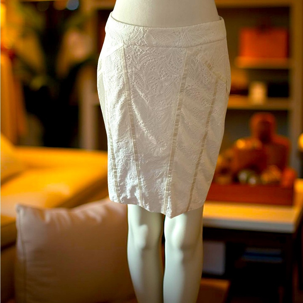 Cache white floral lace skirt mini size 8 spandex stretch lined gold zip ribbon